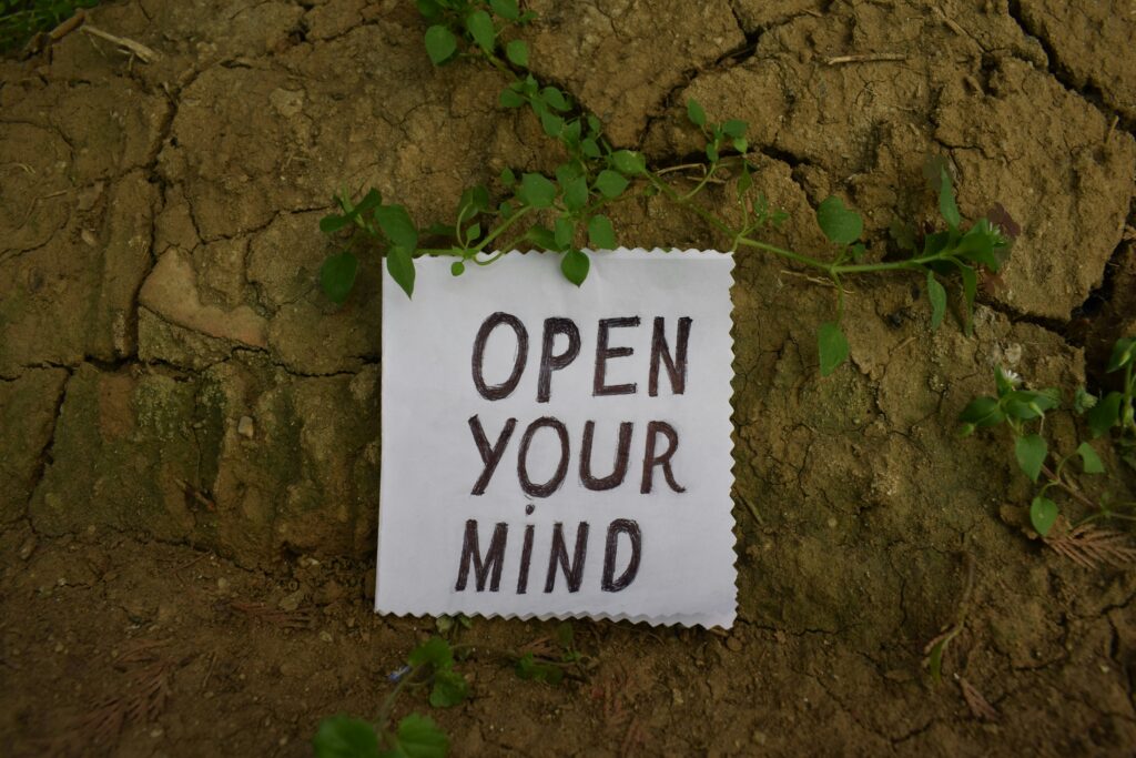 papier met tekst 'open your mind' geprikt op boom, frisse blik of 'beginners mind' is 3e principe van mindfulness
